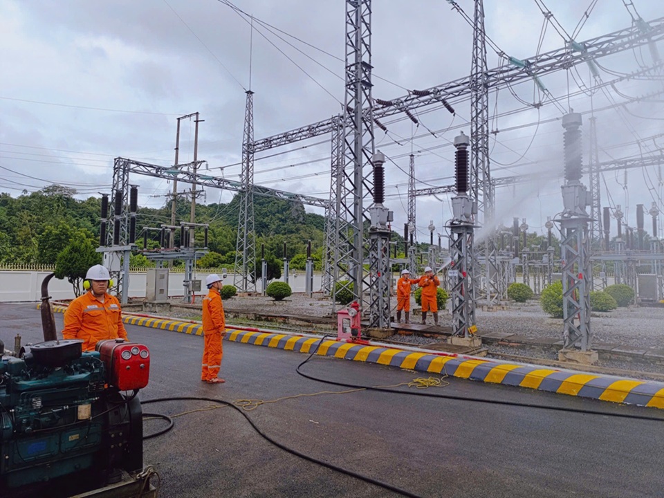 Vệ sinh cách điện hotline, góp phần nâng cao độ tin cậy cung cấp điện tại Trạm 110kV Sơn La