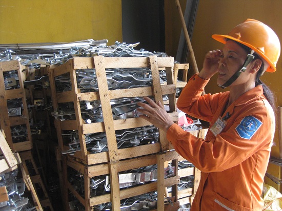 Nữ công nhân 30 năm làm thủ kho