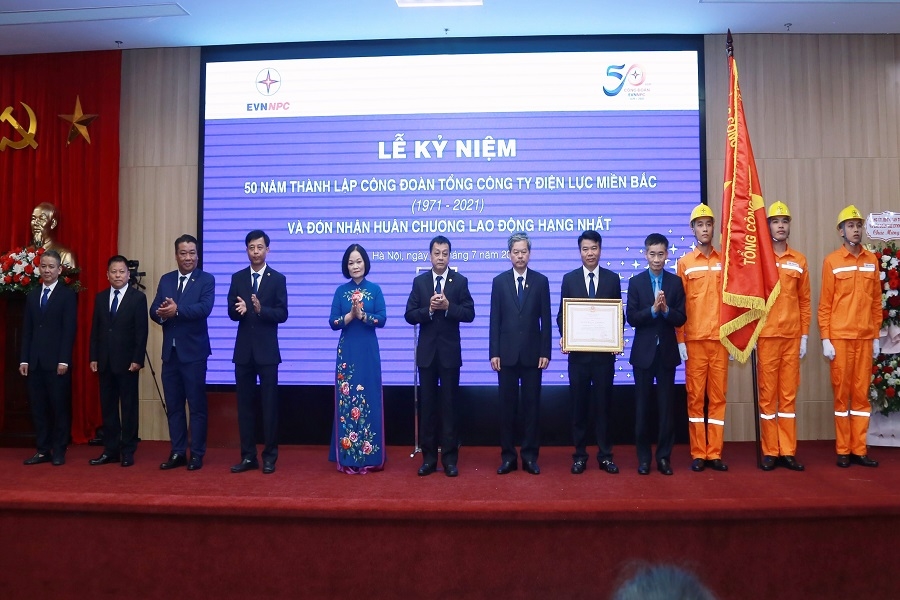 Công đoàn Tổng công ty Điện lực miền Bắc vinh dự đón nhận Huân chương Lao động Hạng Nhất