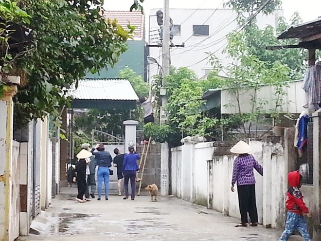 Ngáo đá, nam thanh niên “làm xiếc” trên cột điện