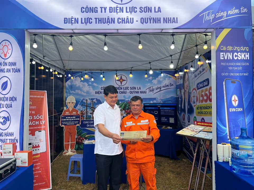 Điện lực Thuận Châu – Quỳnh Nhai đưa dịch vụ điện đến gần khách hàng tại Ngày hội Nông sản Bình Thuận