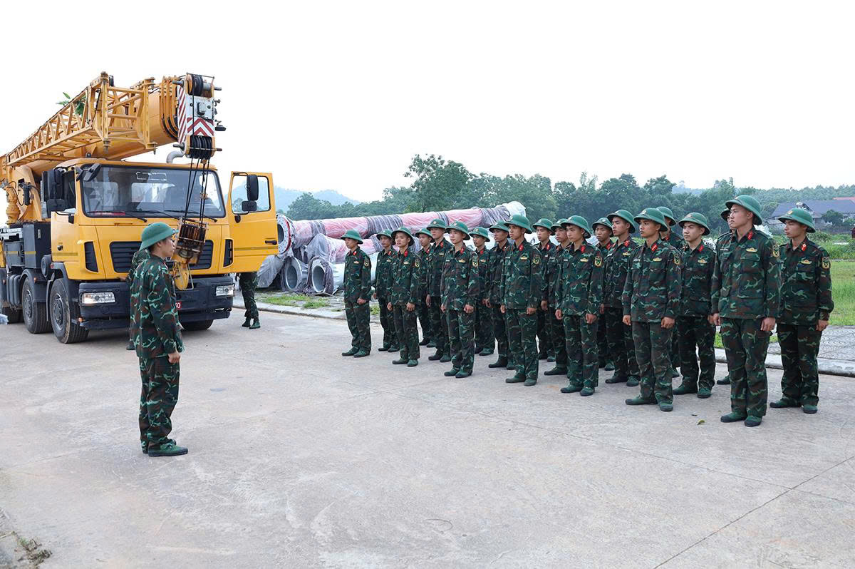 Dự án đường dây 500kV Lào Cai – Vĩnh Yên đang bước vào giai đoạn cao điểm thi công nước rút, nhưng vẫn còn không ít vị trí đặc biệt khó khăn về địa hình có nguy cơ trở thành “điểm nghẽn” của dự án.
