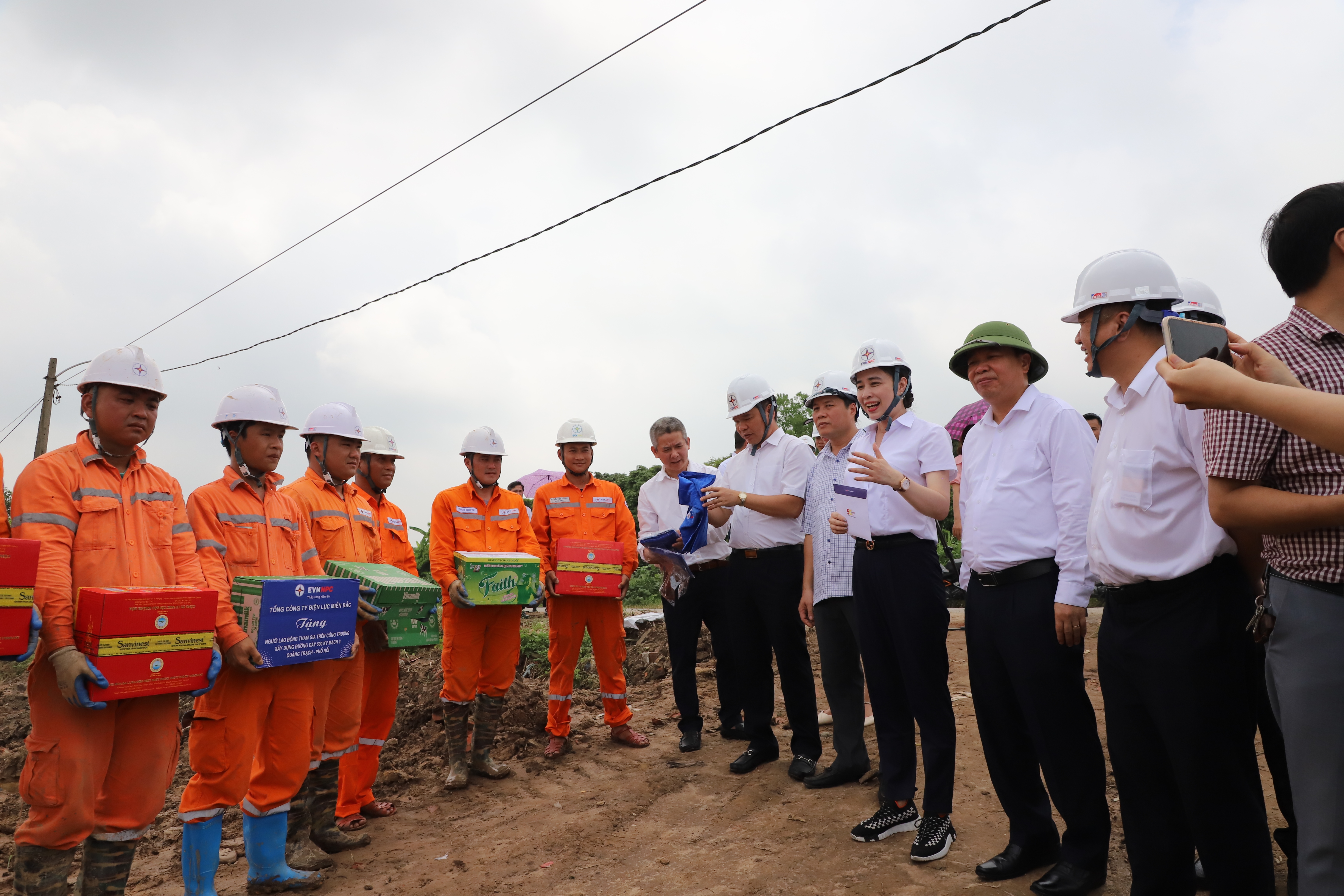 Chủ tịch Hội đồng thành viên Đỗ Nguyệt Ánh thăm,động viên và tặng quà CBCNV làm việc trên công trường 500kV mạch 3