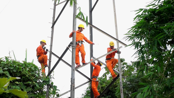 Bắt nghi phạm trộm 70 thanh giằng trên trụ điện cao thế