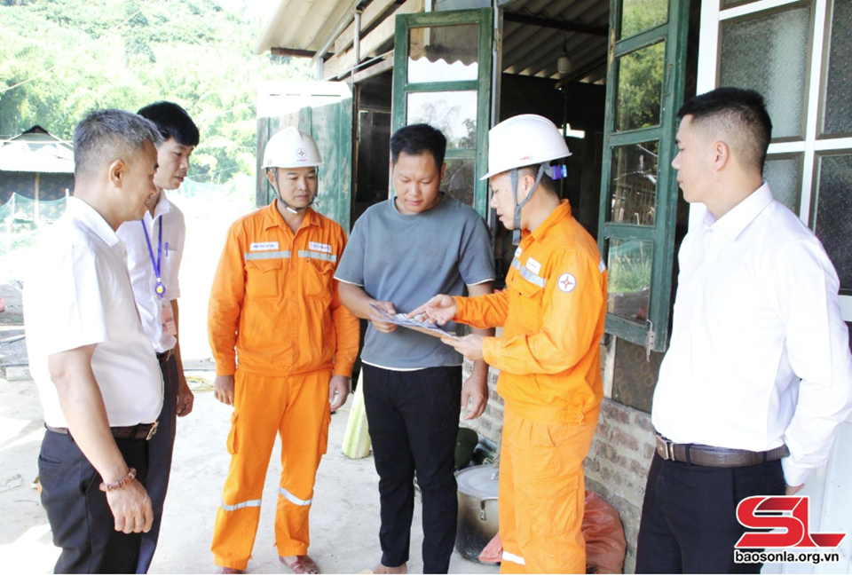 Đưa điện về nông thôn Mường La
