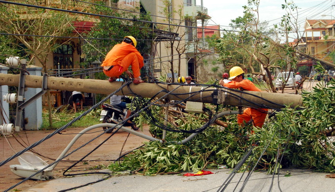 Mưa lớn đầu mùa gây ảnh hưởng lưới điện và thiệt hại tại một số đơn vị thuộc EVNNPC