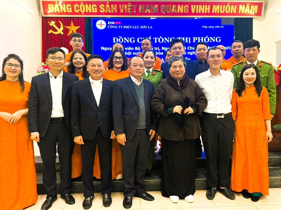 Đồng chí Tòng Thị Phóng thăm, chúc Tết và động viên CBCNV Điện lực khu vực Mộc Châu - Vân Hồ