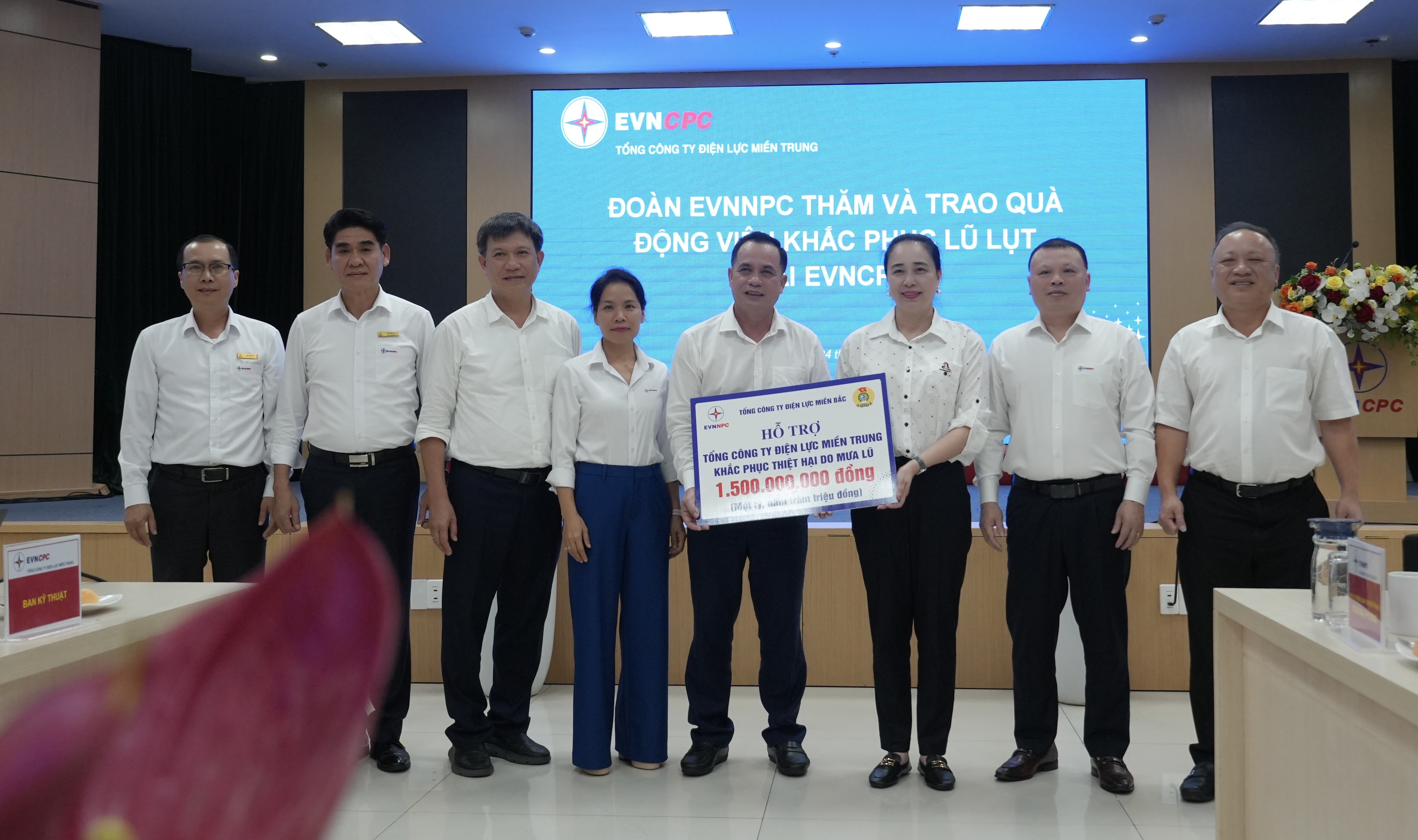 EVNNPC ủng hộ 1,5 tỷ đồng giúp Tổng công ty Điện lực miền Trung khắc phục hậu quả bão lũ