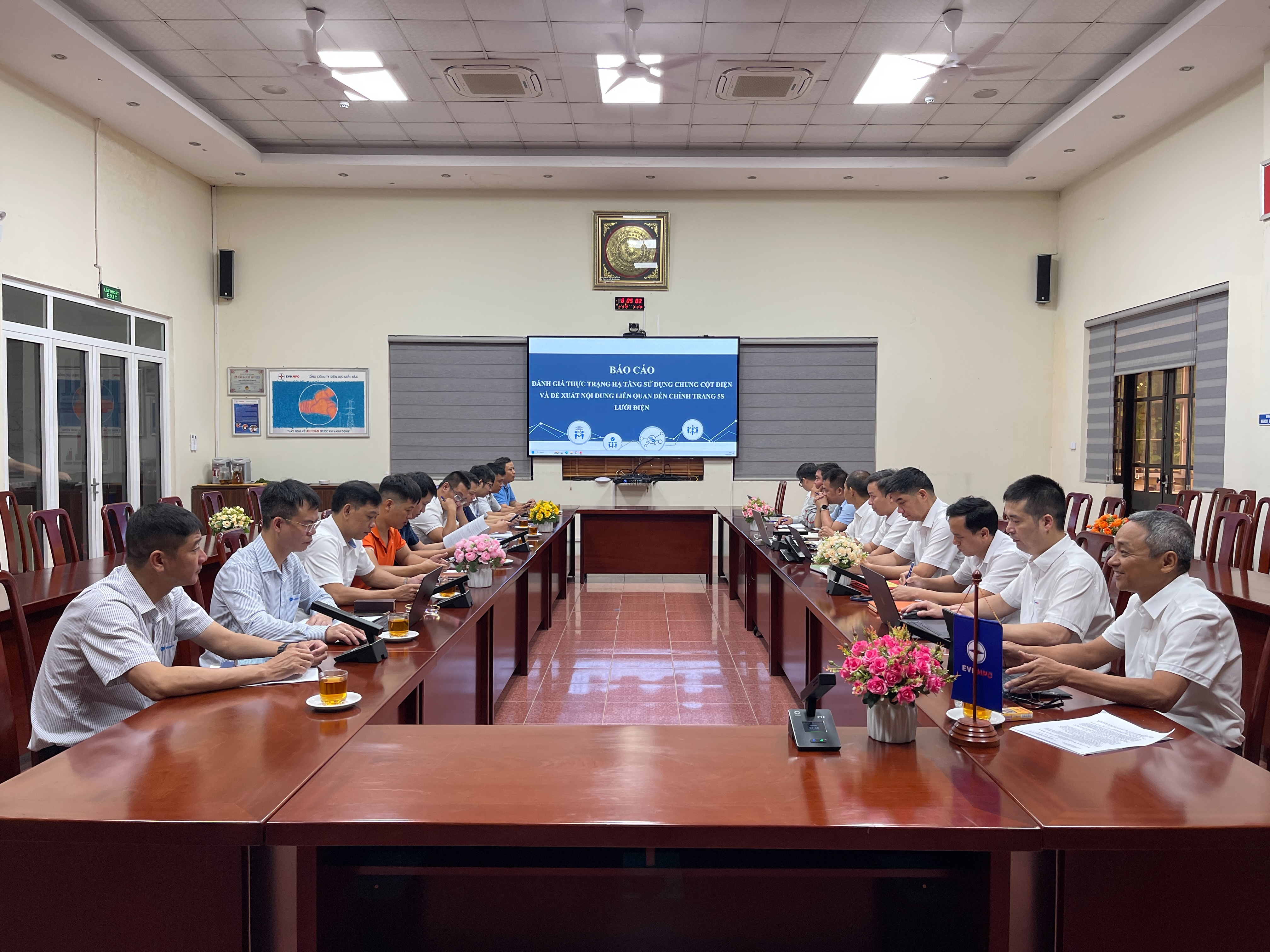 Công ty Điện lực Sơn La phối hợp chỉnh trang cáp viễn thông trên cột điện lực