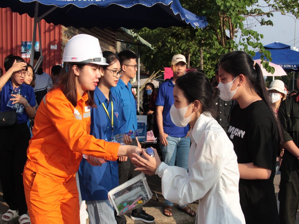 Đoàn Công ty Điện lực Sơn La tham gia chương trình tình nguyện “Tiếp sức mùa thi” năm 2023
