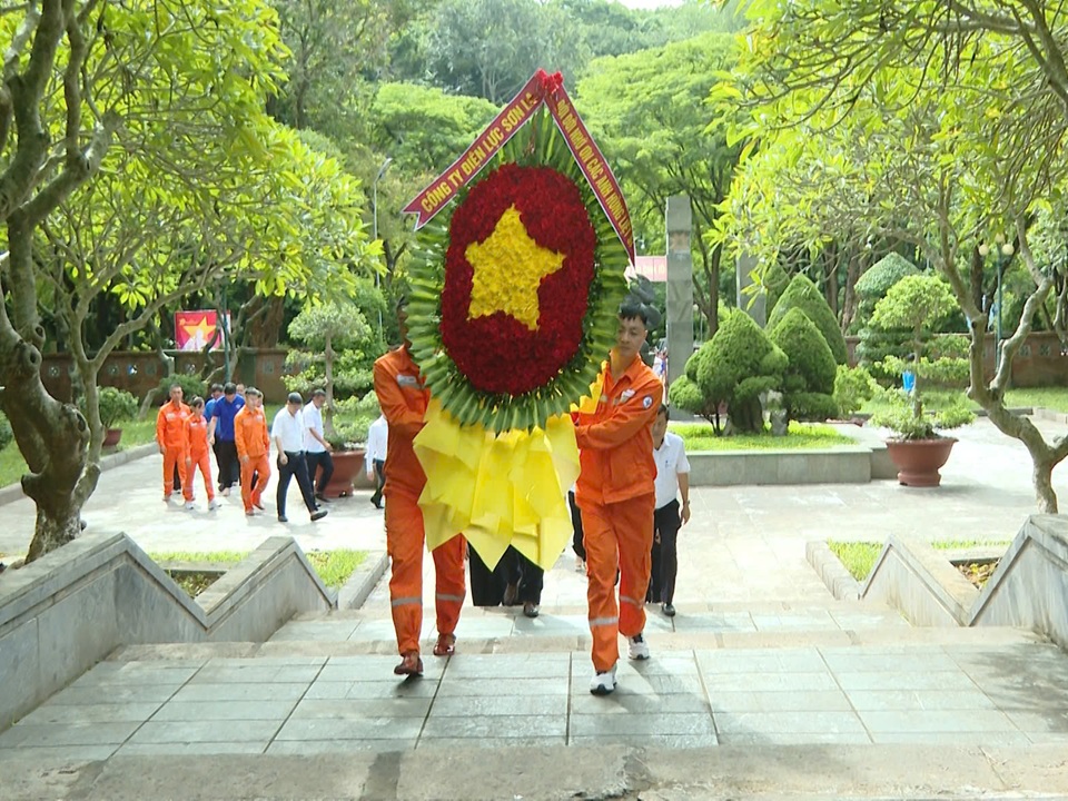 Công ty Điện lực Sơn La dâng hương tri ân các Anh hùng liệt sĩ nhân kỷ niệm 79 năm Ngày Thương binh - Liệt sĩ