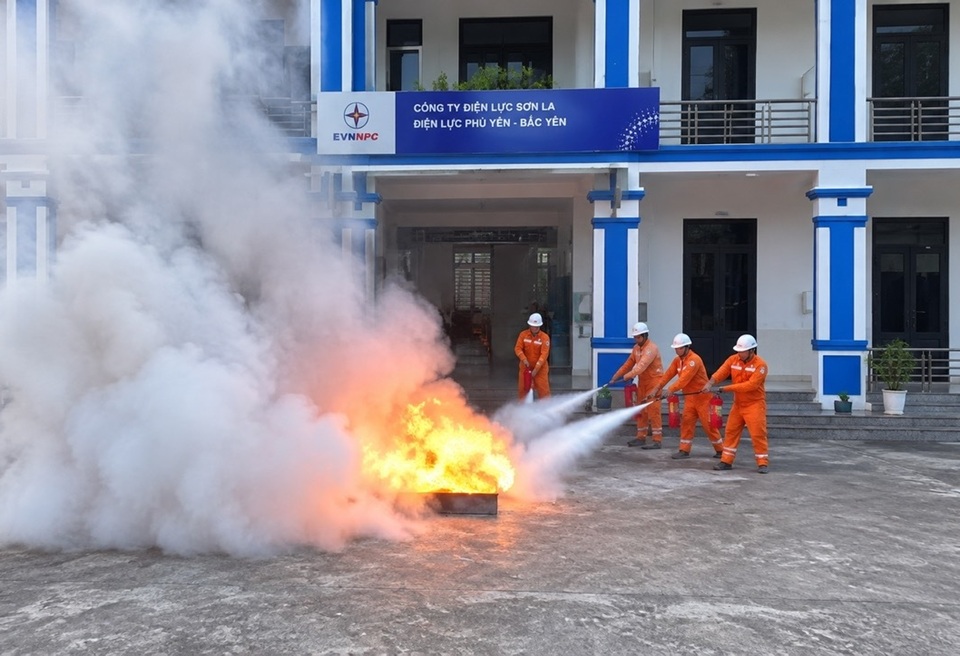 Điện lực Phù Yên - Bắc Yên nâng cao kỹ năng phòng cháy, chữa cháy tại cơ sở