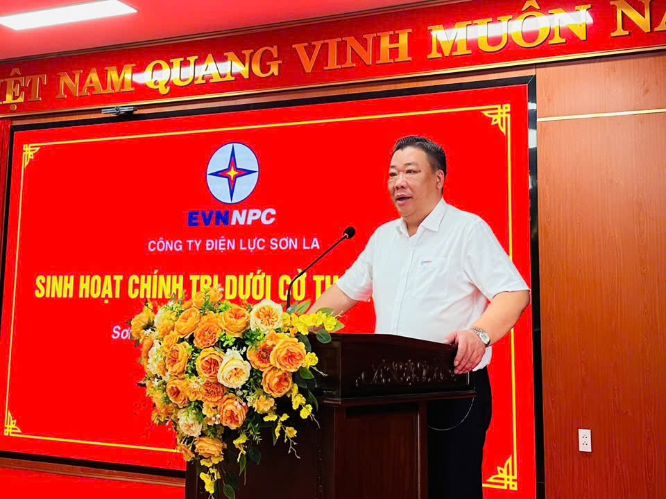 Công ty Điện lực Sơn La tổ chức sinh hoạt chính trị dưới cờ tháng 8/2026