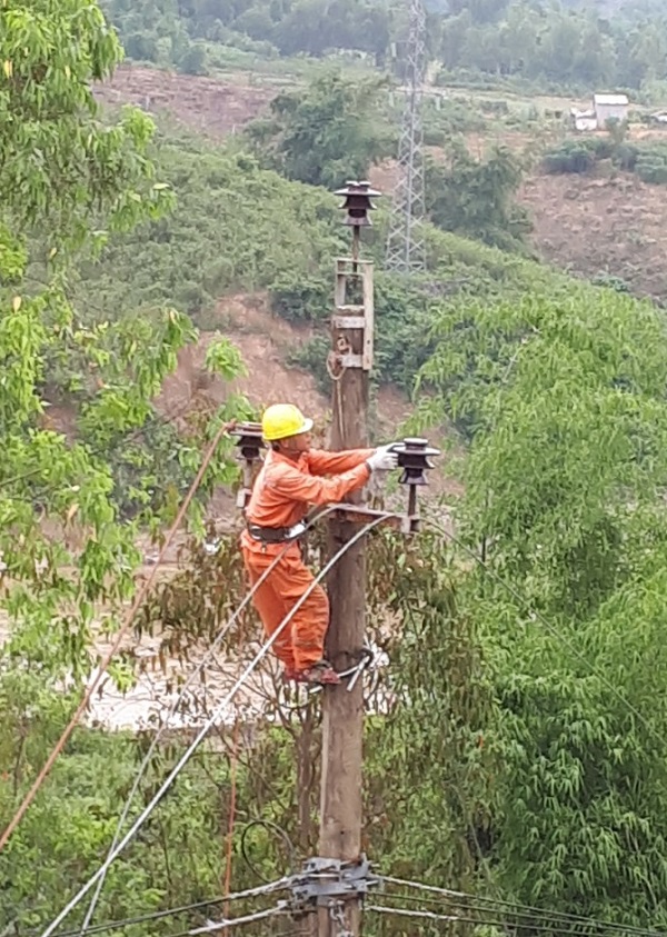  25 nghìn hộ dân được cấp điện trở lại sau thiệt hại bão lũ