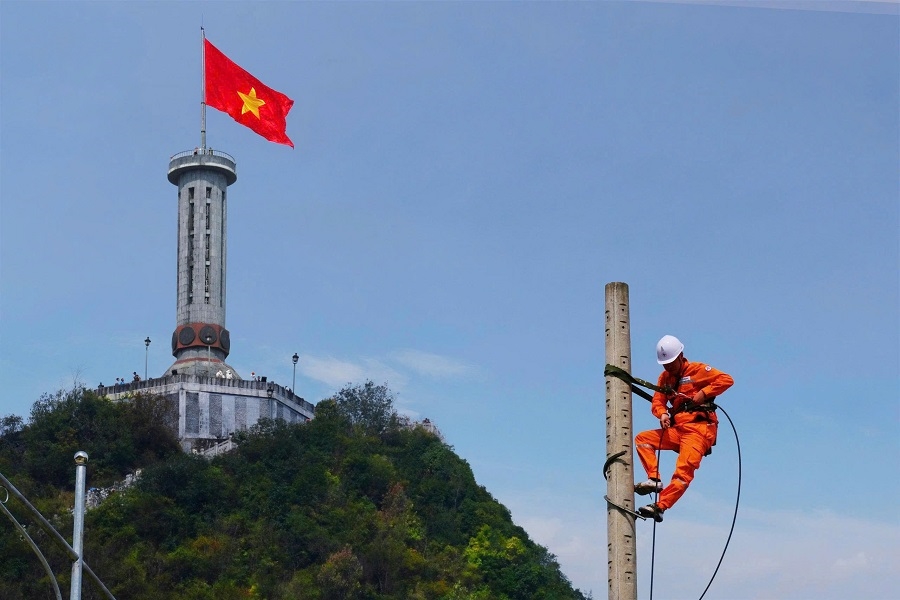 Tự hào dưới cờ Đảng – vững bước cùng EVN đổi mới, phát triển