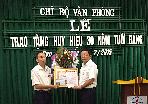 Đảng viên Đảng bộ Công ty vinh dự nhận huy hiệu 30 năm tuổi Đảng