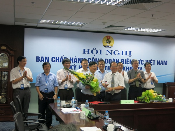 Đồng chí Khuất Quang Mậu được bầu làm Chủ tịch Công đoàn Điện lực Việt Nam khoá IV