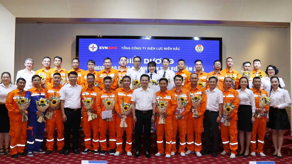 Tổng Giám đốc Nguyễn Đức Thiện gặp mặt, khen thưởng đoàn đại biểu người lao động EVNNPC được EVN biểu dương "Người lao động ngành Điện tiêu biểu năm 2024"