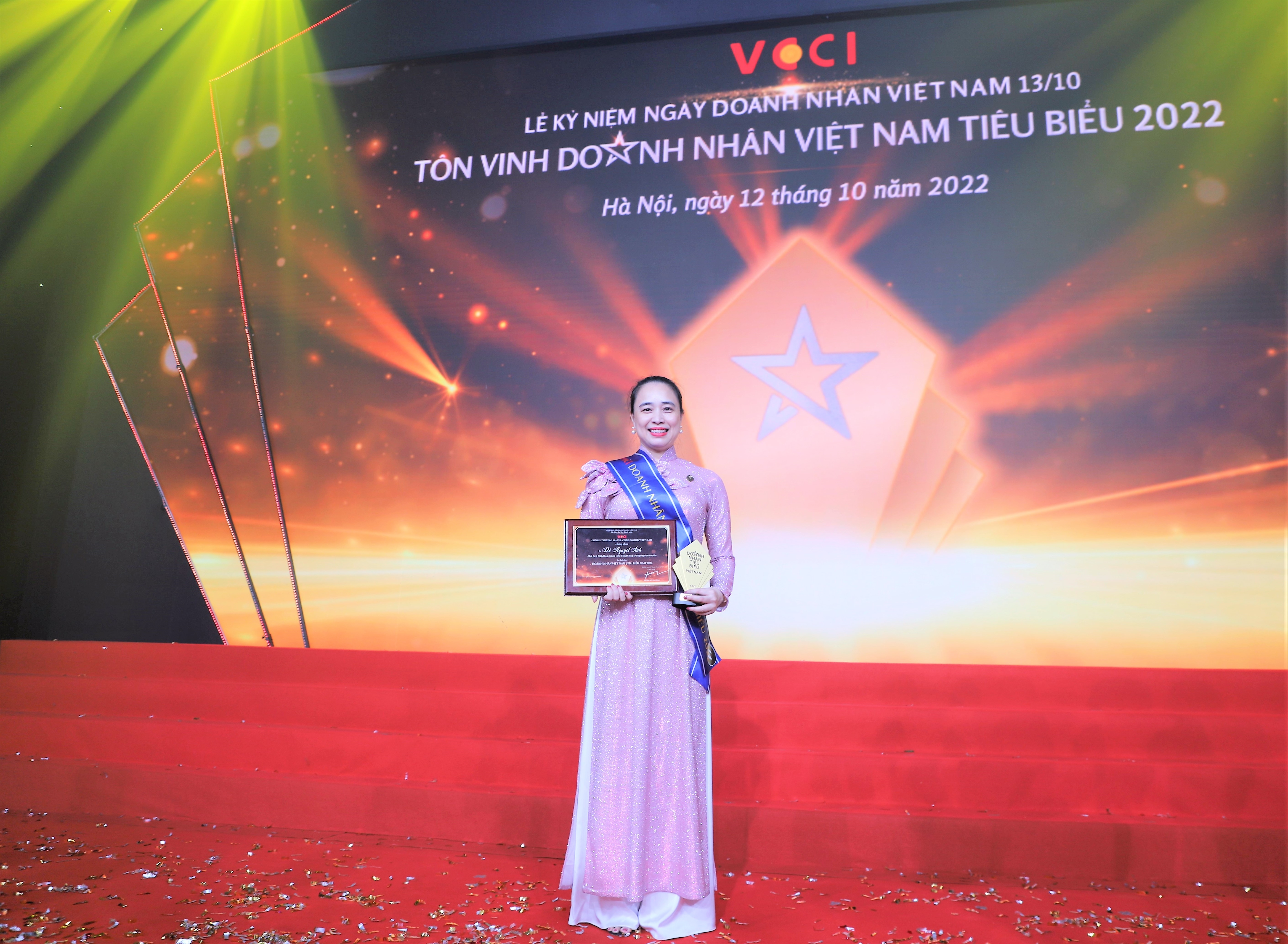 Bà Đỗ Nguyệt Ánh - Chủ tịch Hội đồng thành viên Tổng công ty Điện lực miền Bắc vinh dự được vinh danh Doanh nhân tiêu biểu Việt Nam 2022
