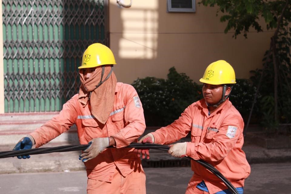 TIÊU THỤ ĐIỆN CAO KỶ LỤC DO NẮNG NÓNG CAO ĐIỂM 
Ở MIỀN BẮC VÀ MIỀN TRUNG, EVN TIẾP TỤC KHUYẾN CÁO 
SỬ DỤNG ĐIỆN AN TOÀN VÀ TIẾT KIỆM
