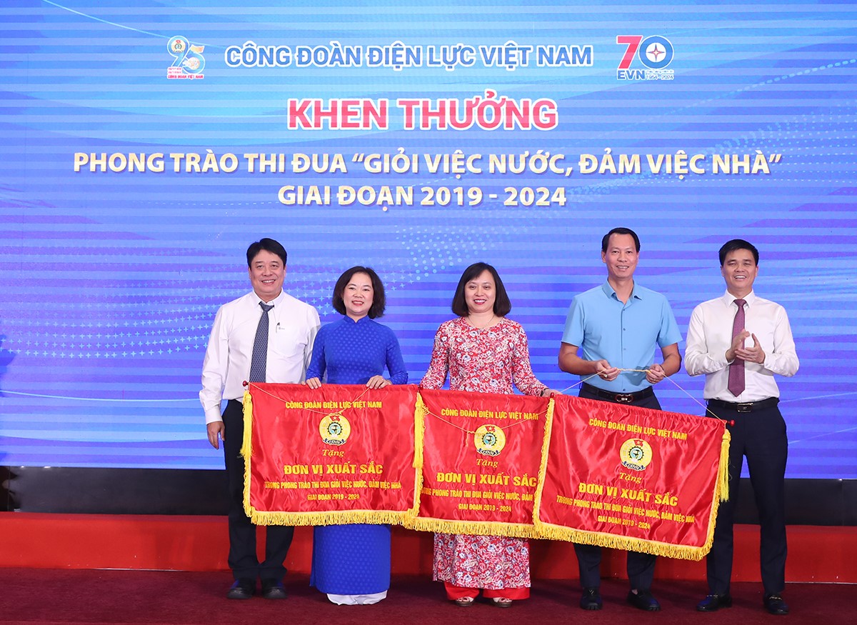 Phụ nữ EVN và phong trào "2 giỏi": Gần 500 giải pháp, sáng kiến làm lợi hàng nghìn tỷ đồng