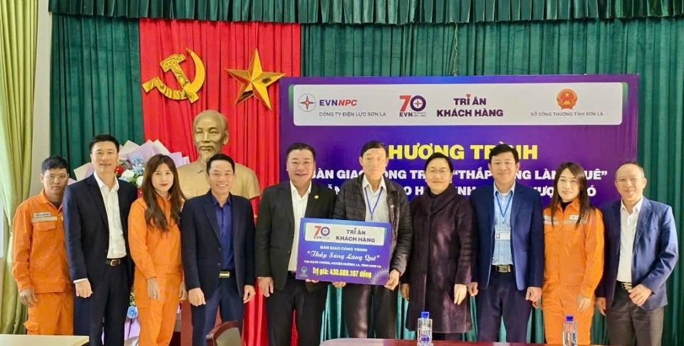 Trao tặng công trình thắp sáng đường quê và quà cho học sinh khó khăn tại xã Pi Toong, huyện Mường La