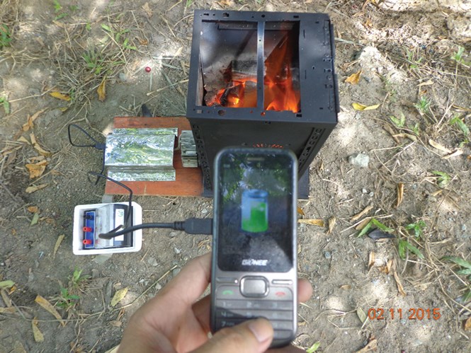 Sạc pin điện thoại, bếp than sinh điện thắp sáng