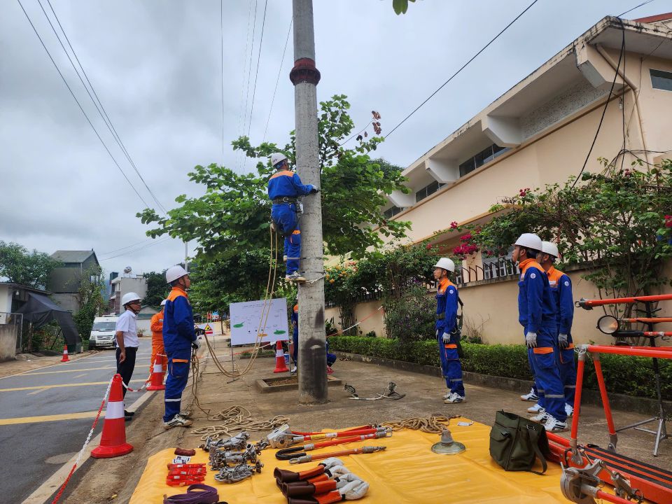 Công ty Điện lực Sơn La tổ chức sát hạch công nhân sửa chữa hotline 35kV