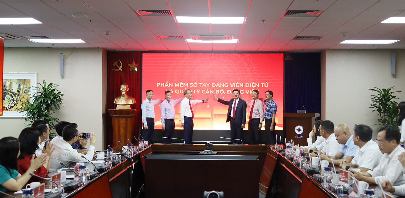 Gắn biển phần mềm “Sổ tay Đảng viên điện tử và quản lý cán bộ đảng viên” – sản phẩm chào mừng Đại hội đại biểu Đảng bộ EVN lần IV