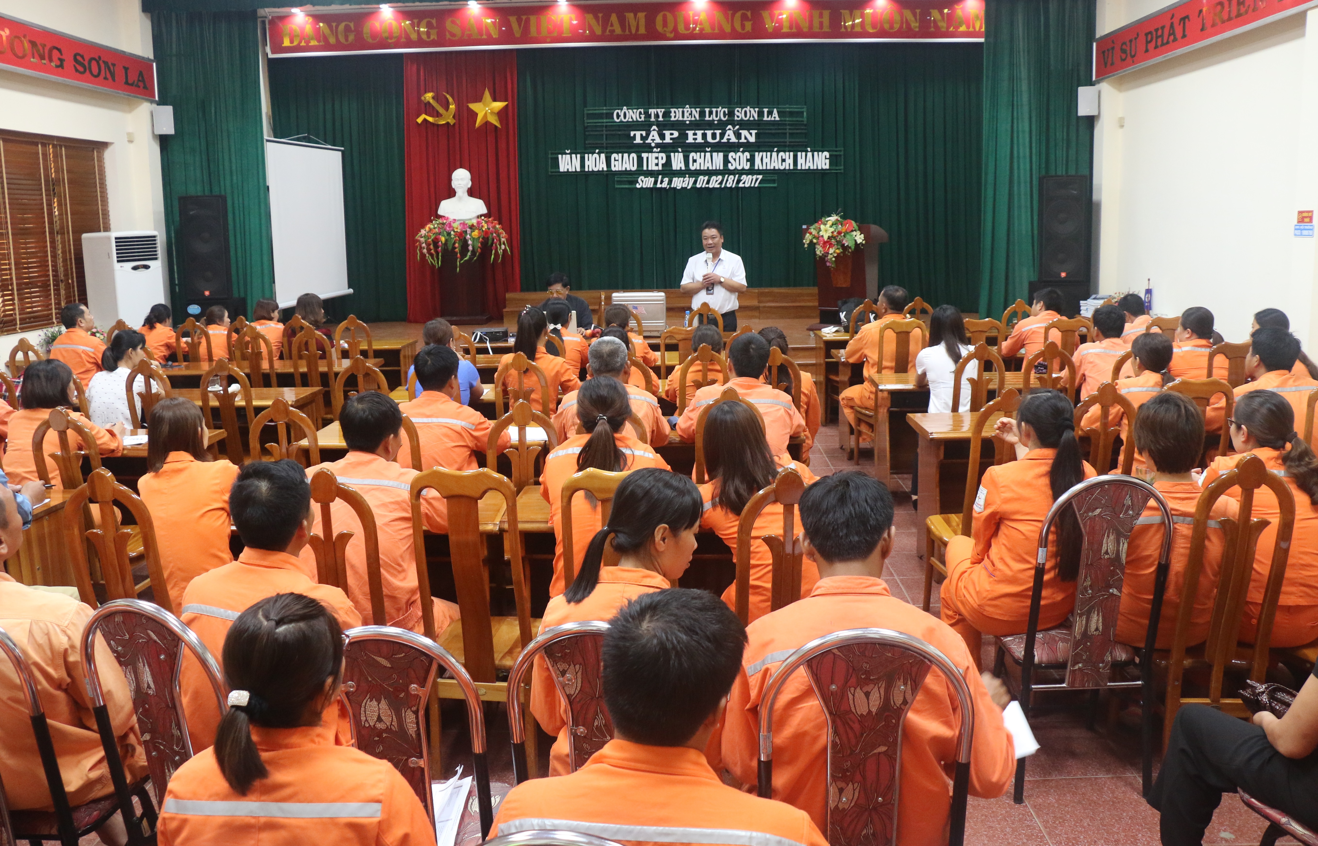 PC Sơn La: Tập huấn "Văn hóa giao tiếp và chăm sóc khách hàng"
