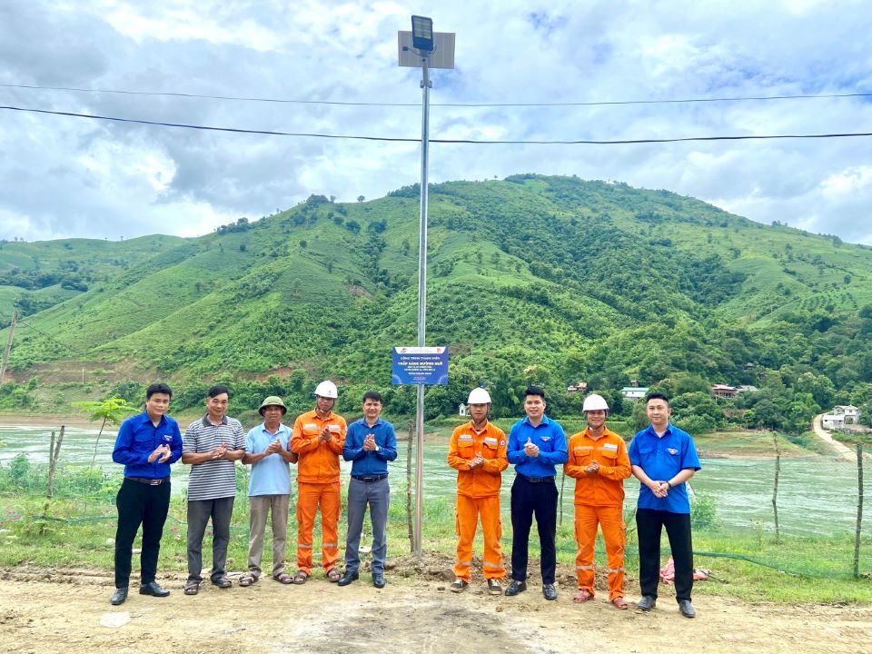 Khánh thành, bàn giao công trình Thắp sáng đường quê