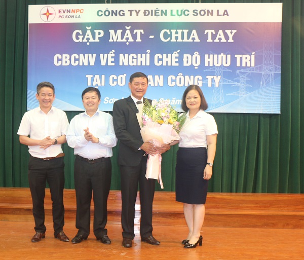 Chủ tịch Công đoàn Tổng Công ty dự buổi gặp mặt, chia tay Ông Phạm Văn Long-
 Phó Giám đốc PC Sơn La về nghỉ chế độ hưu trí  
