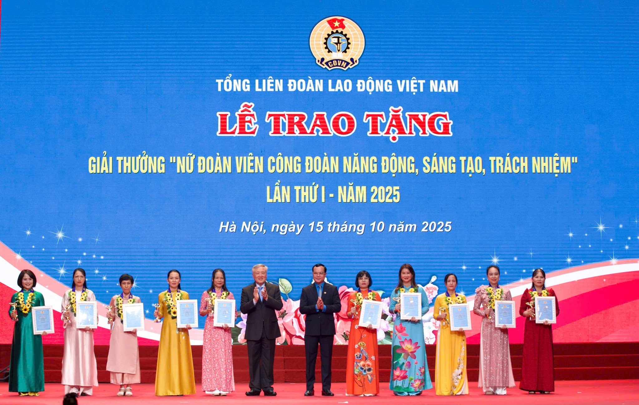 Bà Đỗ Nguyệt Ánh – Bí thư Đảng ủy, Chủ tịch HĐTV là một trong 10 gương mặt tiêu biểu toàn quốc được nhận Giải thưởng “Nữ đoàn viên Công đoàn Năng động, Sáng tạo, Trách nhiệm”