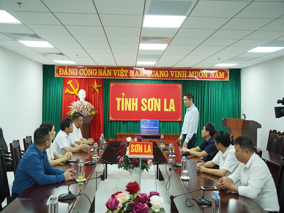 Trao gần 50 triệu đồng ủng hộ Tháng cao điểm “Vì người nghèo” năm 2022