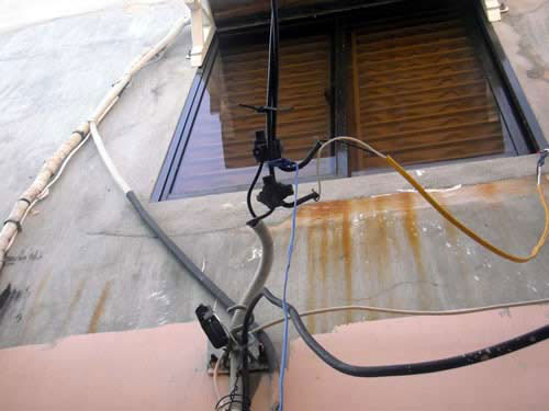 Trộm điện còn đánh nhân viên điện lực 