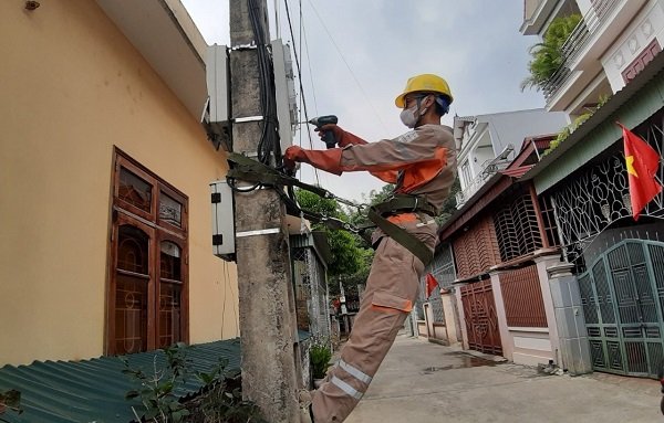 Điện lực Mộc Châu đẩy nhanh tiến độ lắp đặt, thay thế công tơ điện tử 