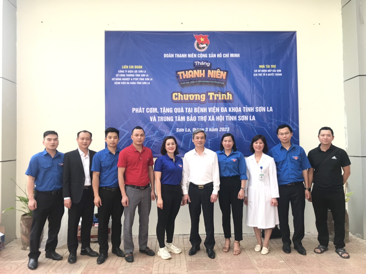 Đoàn thanh niên PC Sơn La hưởng ứng chương trình tình nguyện tháng 3 trao yêu thương
