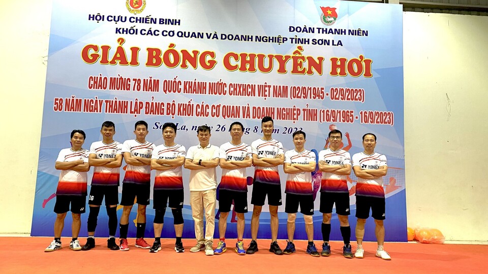 Đội bóng chuyền hơi PC Sơn La đạt Giải Nhì Giải Bóng chuyền hơi Đảng ủy Khối các Cơ quan và Doanh nghiệp tỉnh lần thứ III
