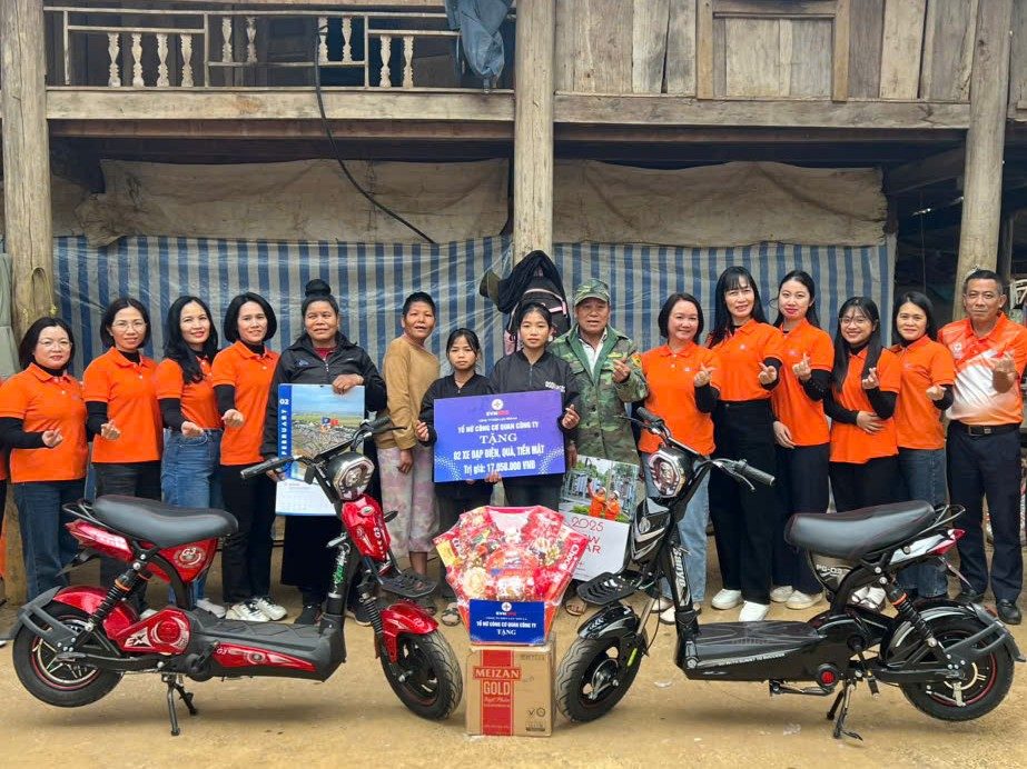 Tổ nữ công Cơ quan PC Sơn La trao tặng quà cho học sinh có hoàn cảnh khó khăn tại xã Chiềng Lương